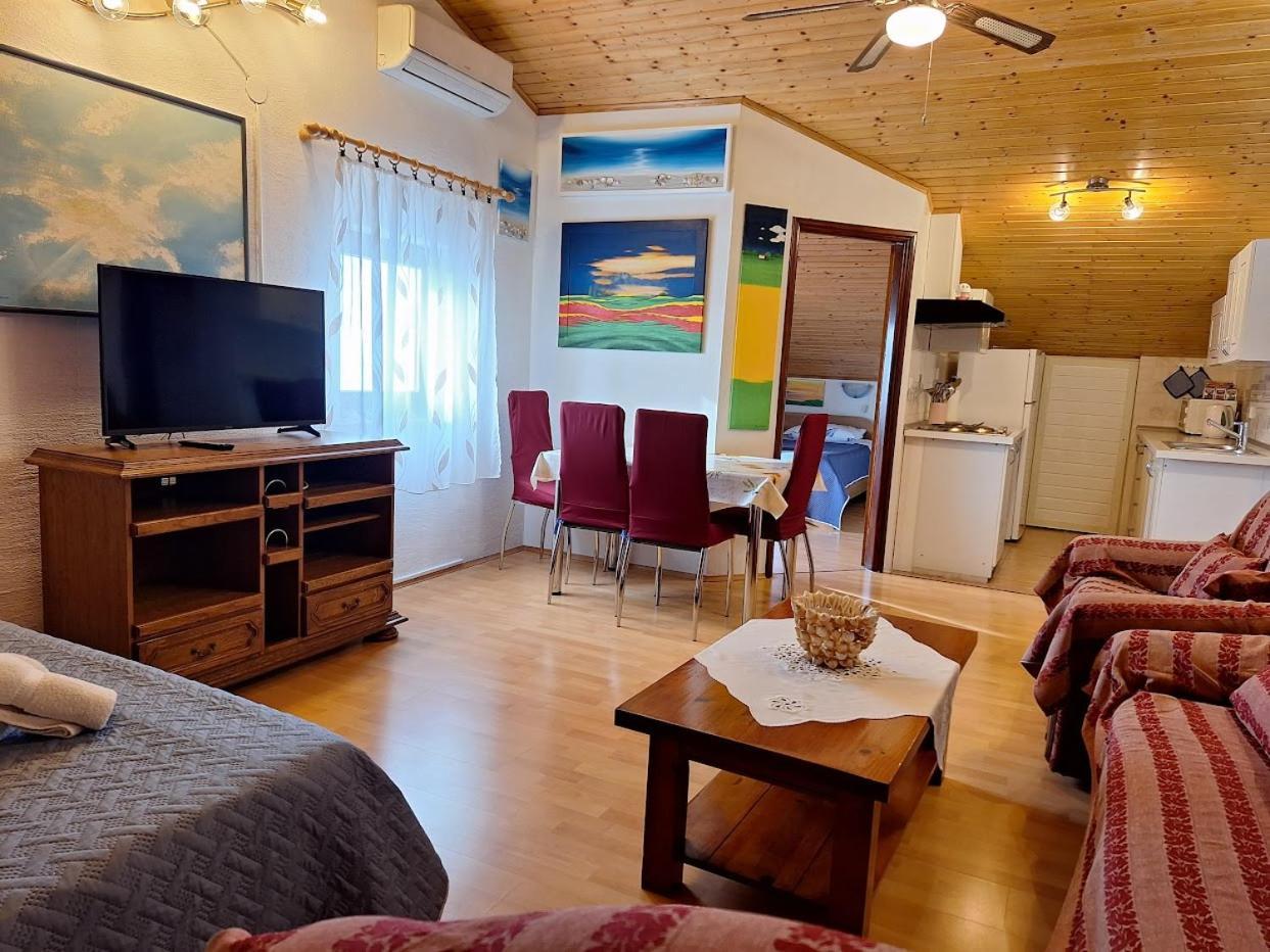 Apartments Alex โรวีน ภายนอก รูปภาพ